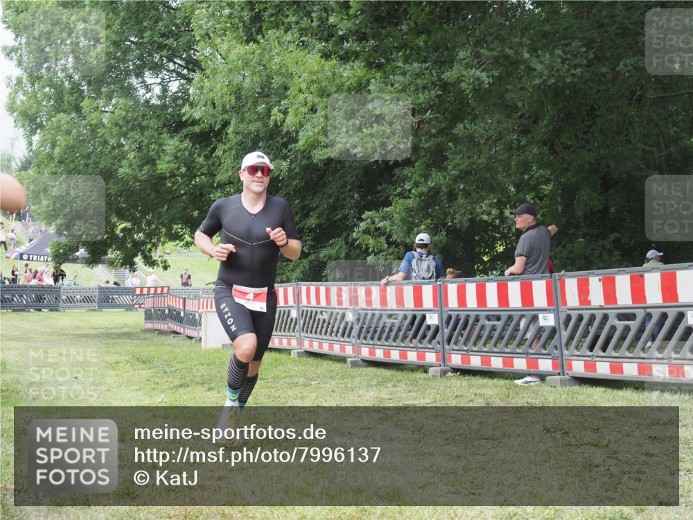 21.06.2025 - 27. Vierlanden-Triathlon KatJ http://msf.ph/oto/7996137 15.06.2025 12:49:02 Ziel 4 meine-sportfotos.de