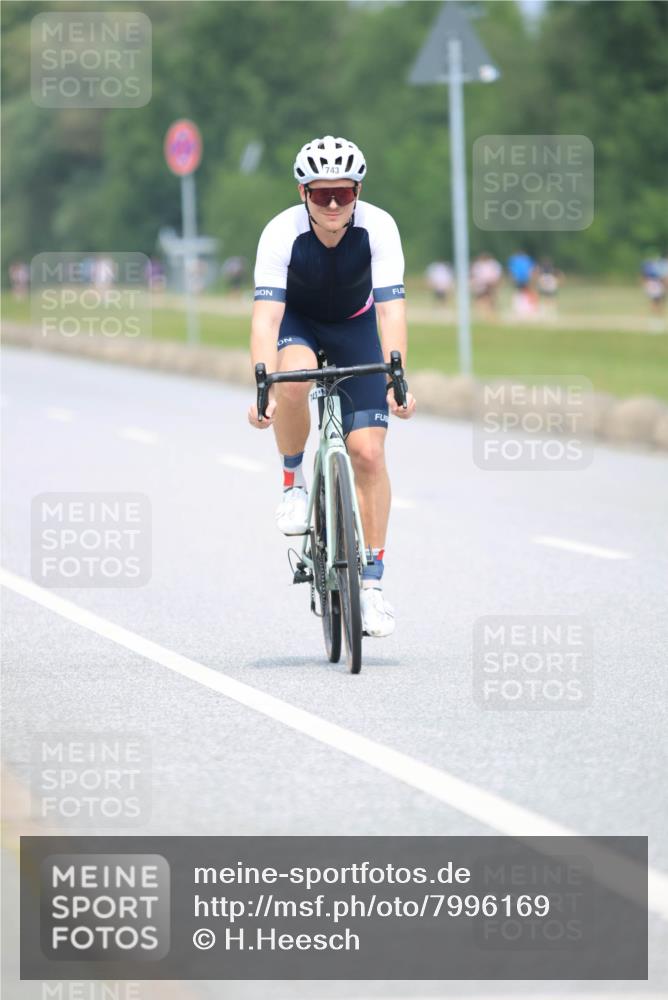21.06.2025 - 27. Vierlanden-Triathlon H.Heesch http://msf.ph/oto/7996169 15.06.2025 12:19:46 Radfahren 678, 743, 903 meine-sportfotos.de