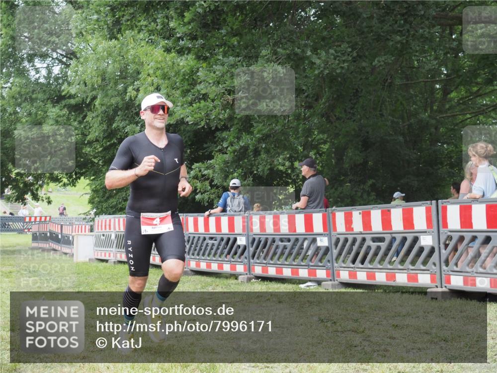 21.06.2025 - 27. Vierlanden-Triathlon KatJ http://msf.ph/oto/7996171 15.06.2025 12:49:02 Ziel 4 meine-sportfotos.de
