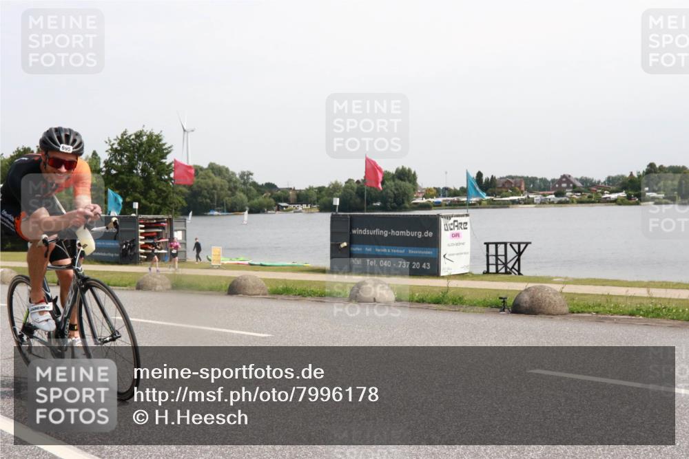 15.06.2025 - 27. Vierlanden-Triathlon H.Heesch http://msf.ph/oto/7996178 15.06.2025 11:29:35 Radfahren 218, 695, 878, 880 meine-sportfotos.de