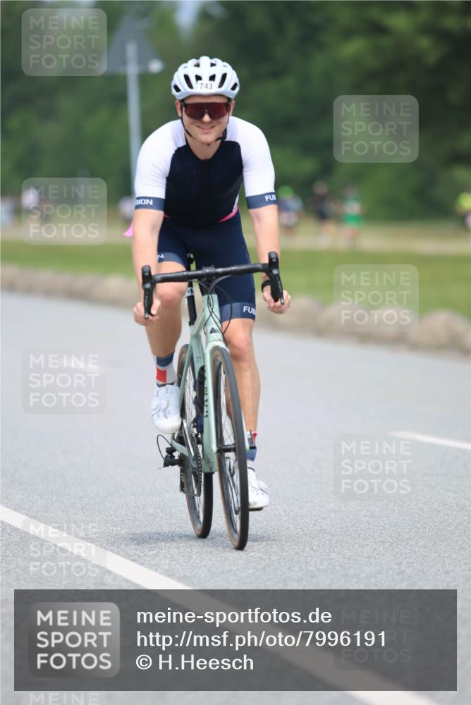 21.06.2025 - 27. Vierlanden-Triathlon H.Heesch http://msf.ph/oto/7996191 15.06.2025 12:19:47 Radfahren 678, 743, 903 meine-sportfotos.de