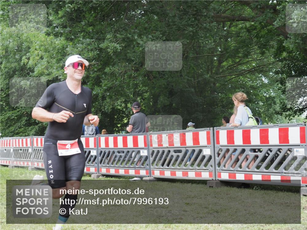 21.06.2025 - 27. Vierlanden-Triathlon KatJ http://msf.ph/oto/7996193 15.06.2025 12:49:02 Ziel 4 meine-sportfotos.de