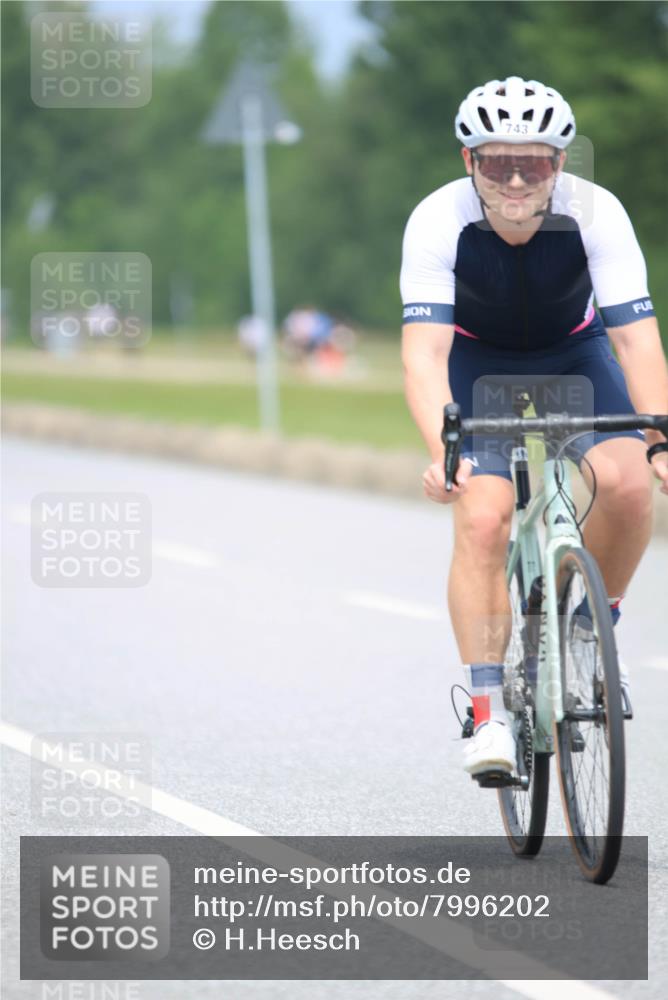 21.06.2025 - 27. Vierlanden-Triathlon H.Heesch http://msf.ph/oto/7996202 15.06.2025 12:19:47 Radfahren 678, 743, 903 meine-sportfotos.de