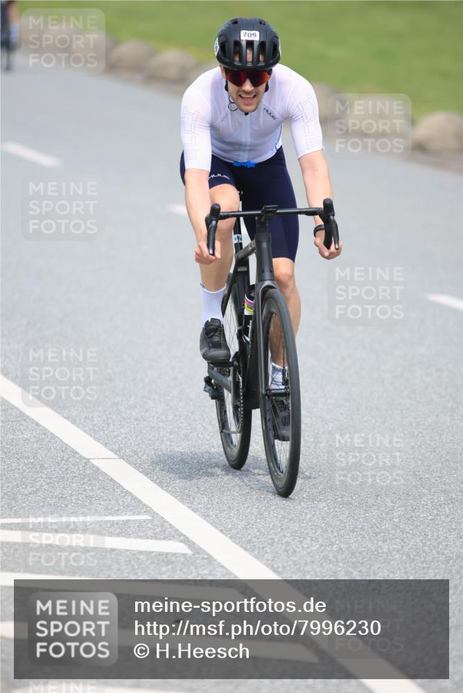 21.06.2025 - 27. Vierlanden-Triathlon H.Heesch http://msf.ph/oto/7996230 15.06.2025 12:20:11 Radfahren 709, 820, 922 meine-sportfotos.de