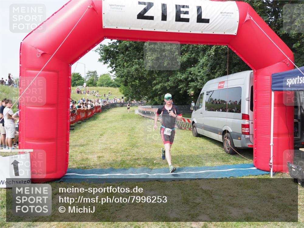 21.06.2025 - 27. Vierlanden-Triathlon MichiJ http://msf.ph/oto/7996253 15.06.2026 11:19:49 Ziel 458 meine-sportfotos.de
