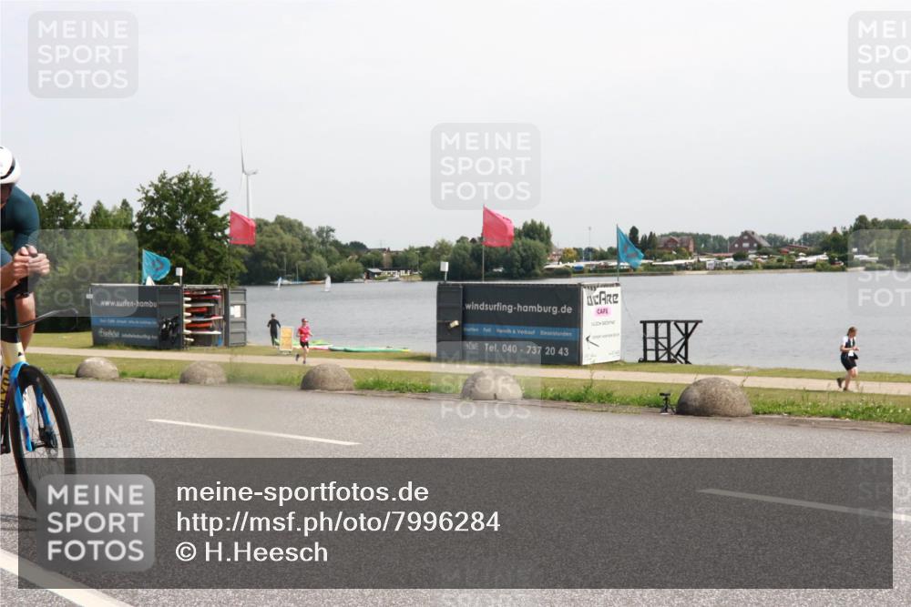 15.06.2025 - 27. Vierlanden-Triathlon H.Heesch http://msf.ph/oto/7996284 15.06.2025 11:29:58 Radfahren 656, 730, 932, 936 meine-sportfotos.de