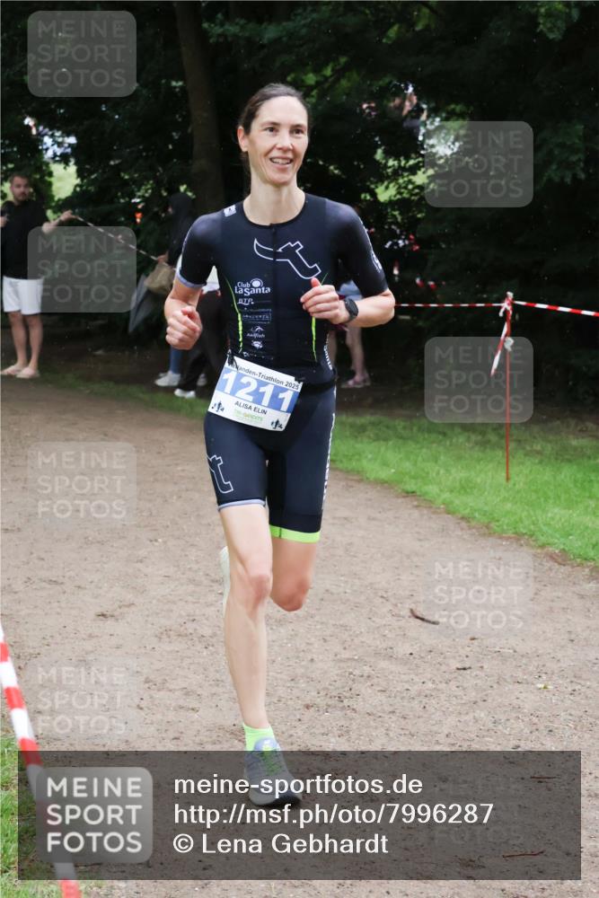 21.06.2025 - 27. Vierlanden-Triathlon Lena Gebhardt http://msf.ph/oto/7996287 15.06.2025 13:53:00 Laufen 202, 1211 meine-sportfotos.de