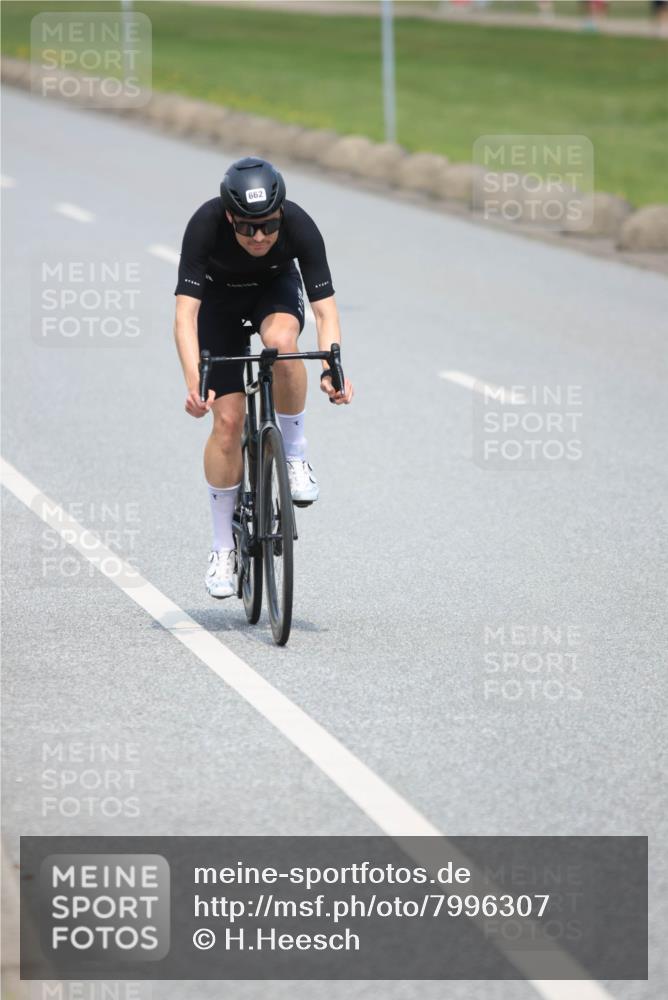 21.06.2025 - 27. Vierlanden-Triathlon H.Heesch http://msf.ph/oto/7996307 15.06.2025 12:07:21 Radfahren 228, 662, 732, 867, 869, 909, 1000, 1001, 1002, 1003 meine-sportfotos.de