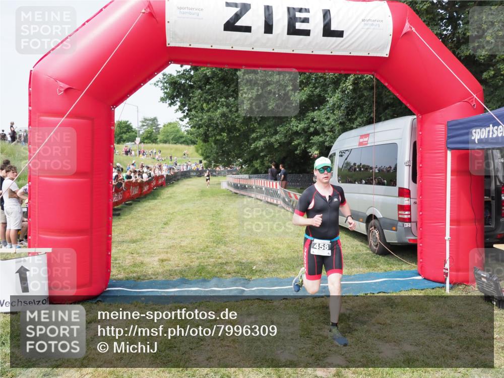 21.06.2025 - 27. Vierlanden-Triathlon MichiJ http://msf.ph/oto/7996309 15.06.2026 11:19:50 Ziel 458 meine-sportfotos.de