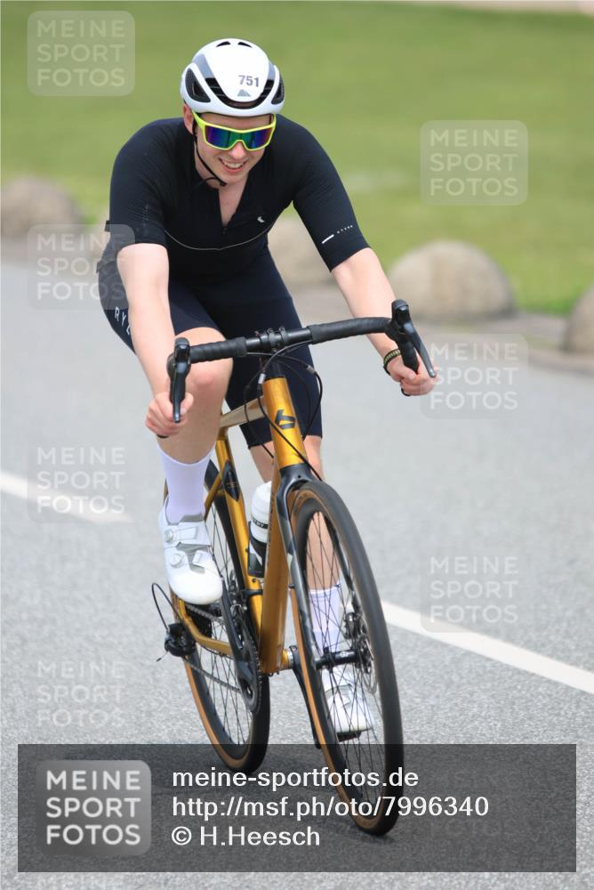 21.06.2025 - 27. Vierlanden-Triathlon H.Heesch http://msf.ph/oto/7996340 15.06.2025 12:20:27 Radfahren 751 meine-sportfotos.de