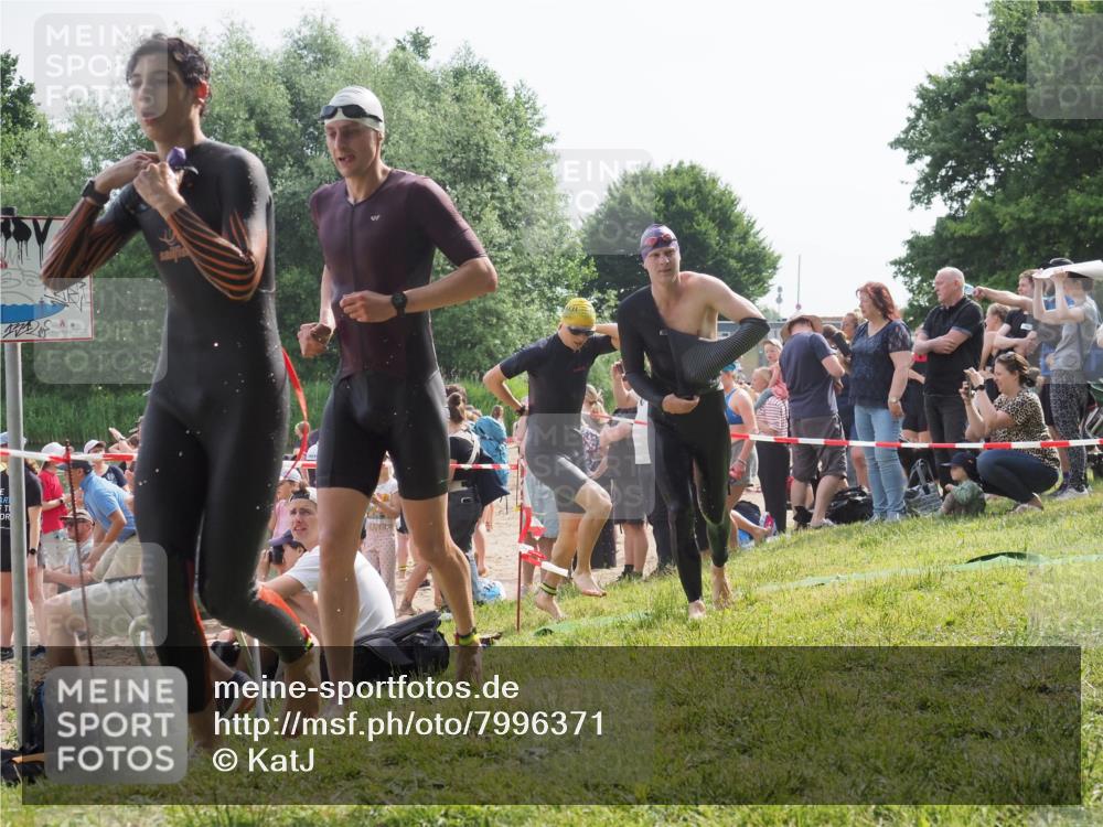 15.06.2025 - 27. Vierlanden-Triathlon KatJ http://msf.ph/oto/7996371 15.06.2025 09:55:29 Schwimmen 272, 306, 316, 327, 329, 335, 348, 353, 548 meine-sportfotos.de