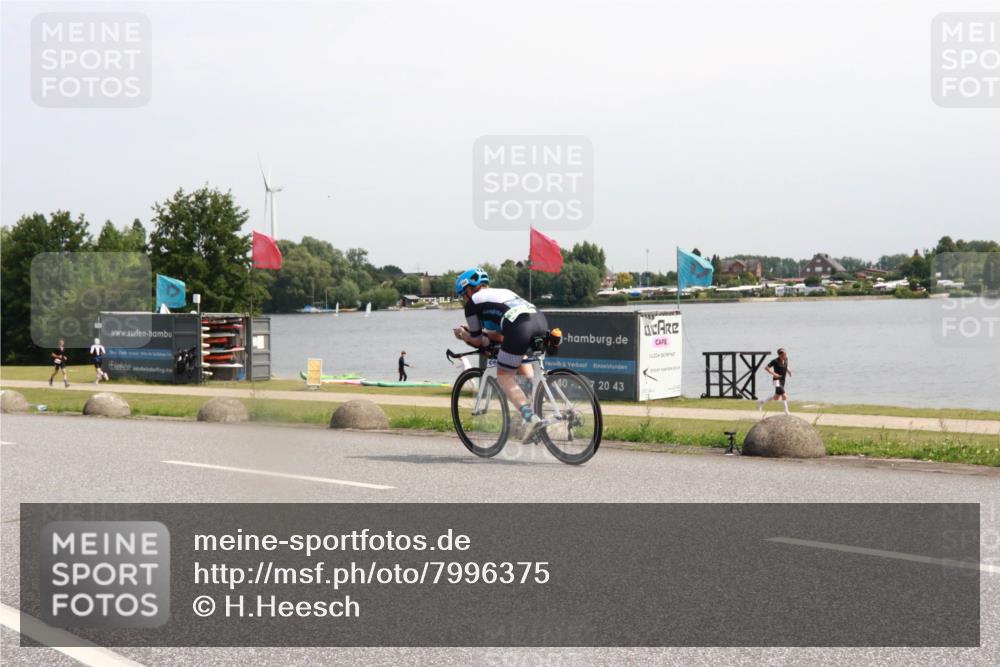 15.06.2025 - 27. Vierlanden-Triathlon H.Heesch http://msf.ph/oto/7996375 15.06.2025 11:30:13 Radfahren 676, 726, 890, 973 meine-sportfotos.de