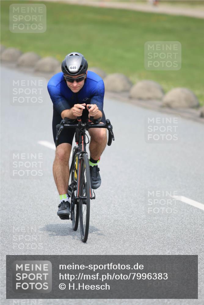 21.06.2025 - 27. Vierlanden-Triathlon H.Heesch http://msf.ph/oto/7996383 15.06.2025 12:20:45 Radfahren 649, 710 meine-sportfotos.de