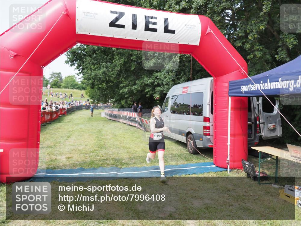 21.06.2025 - 27. Vierlanden-Triathlon MichiJ http://msf.ph/oto/7996408 15.06.2026 11:19:57 Ziel 1399 meine-sportfotos.de
