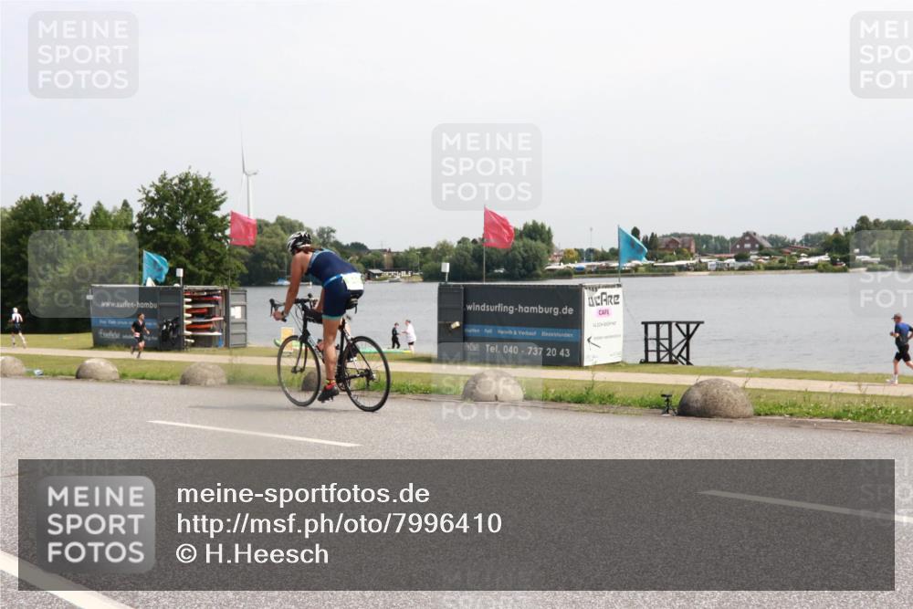 15.06.2025 - 27. Vierlanden-Triathlon H.Heesch http://msf.ph/oto/7996410 15.06.2025 11:30:15 Radfahren 676, 726, 735, 930, 973 meine-sportfotos.de