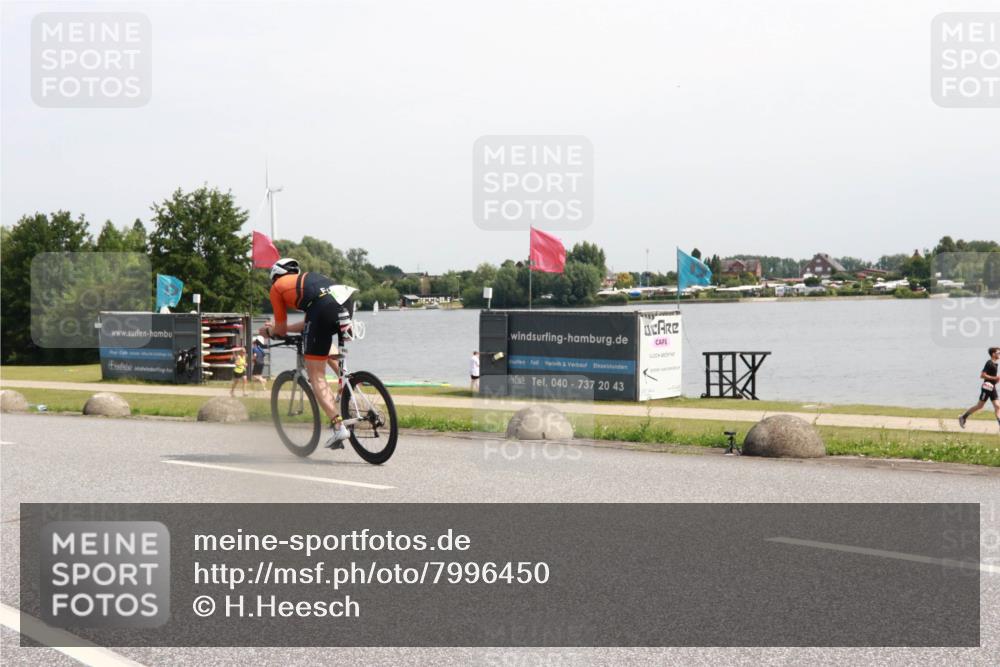 15.06.2025 - 27. Vierlanden-Triathlon H.Heesch http://msf.ph/oto/7996450 15.06.2025 11:30:24 Radfahren 693, 736, 940 meine-sportfotos.de