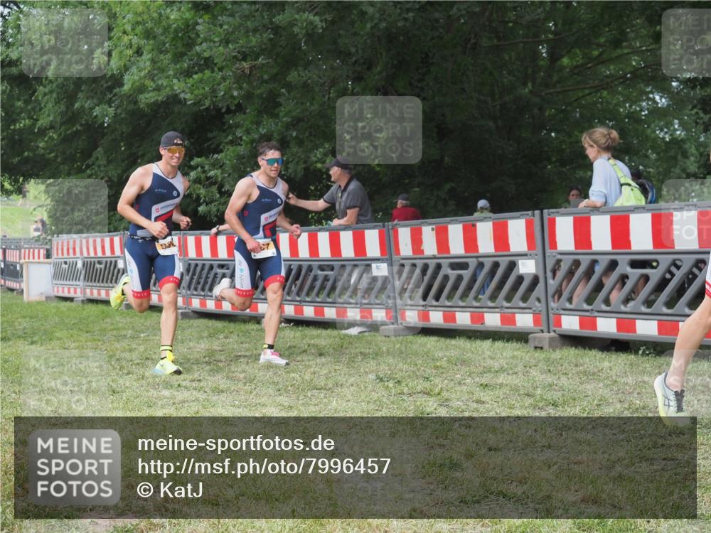 21.06.2025 - 27. Vierlanden-Triathlon KatJ http://msf.ph/oto/7996457 15.06.2025 12:49:16 Ziel 764, 984, 986, 987 meine-sportfotos.de
