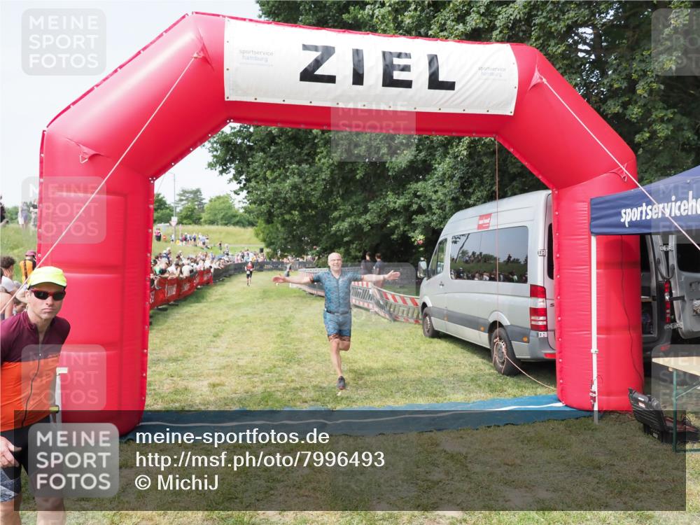 21.06.2025 - 27. Vierlanden-Triathlon MichiJ http://msf.ph/oto/7996493 15.06.2026 11:20:05 Ziel 414 meine-sportfotos.de