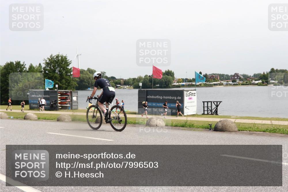 15.06.2025 - 27. Vierlanden-Triathlon H.Heesch http://msf.ph/oto/7996503 15.06.2025 11:30:40 Radfahren 725, 764 meine-sportfotos.de