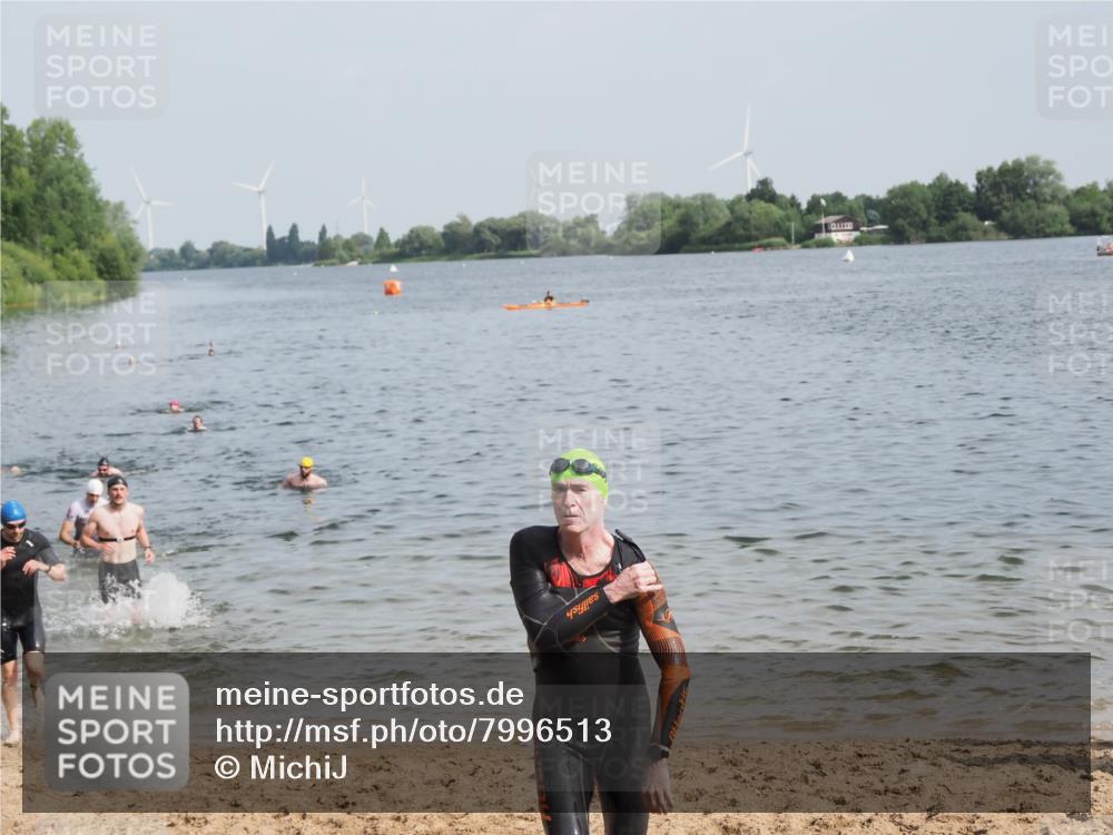 21.06.2025 - 27. Vierlanden-Triathlon MichiJ http://msf.ph/oto/7996513 15.06.2026 09:57:47 Schwimmen 287, 291, 330, 340, 827 meine-sportfotos.de