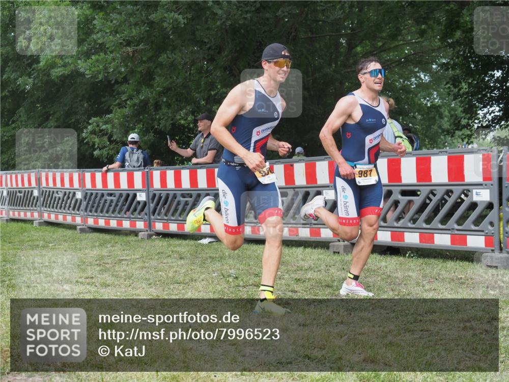 21.06.2025 - 27. Vierlanden-Triathlon KatJ http://msf.ph/oto/7996523 15.06.2025 12:49:17 Ziel 764, 986, 987 meine-sportfotos.de