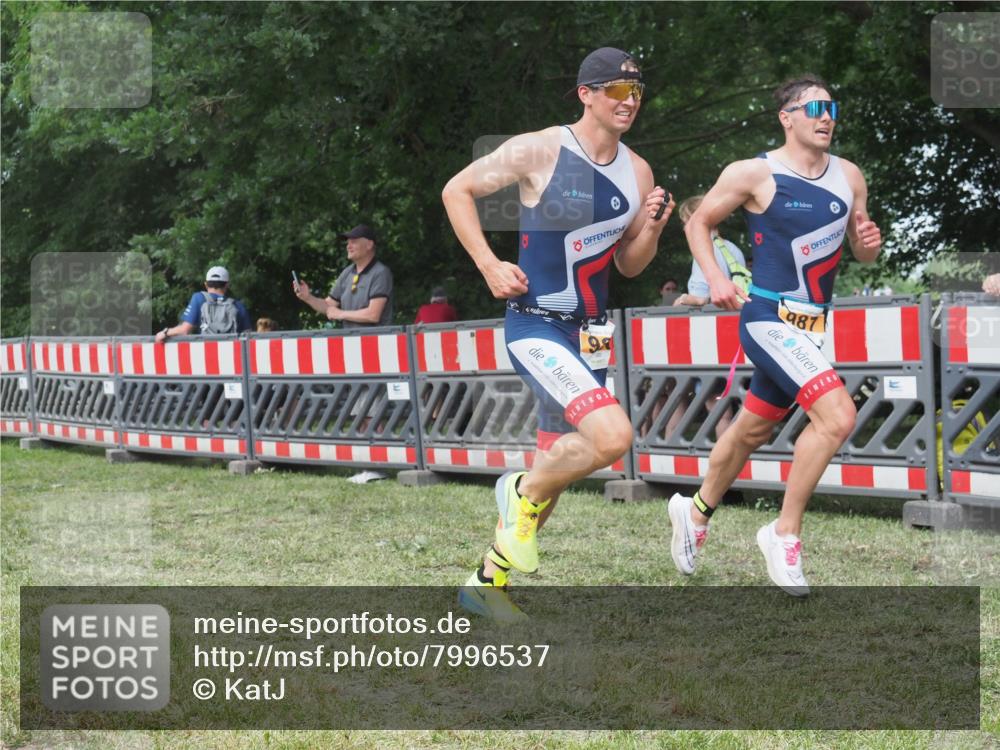 21.06.2025 - 27. Vierlanden-Triathlon KatJ http://msf.ph/oto/7996537 15.06.2025 12:49:17 Ziel 764, 986, 987 meine-sportfotos.de