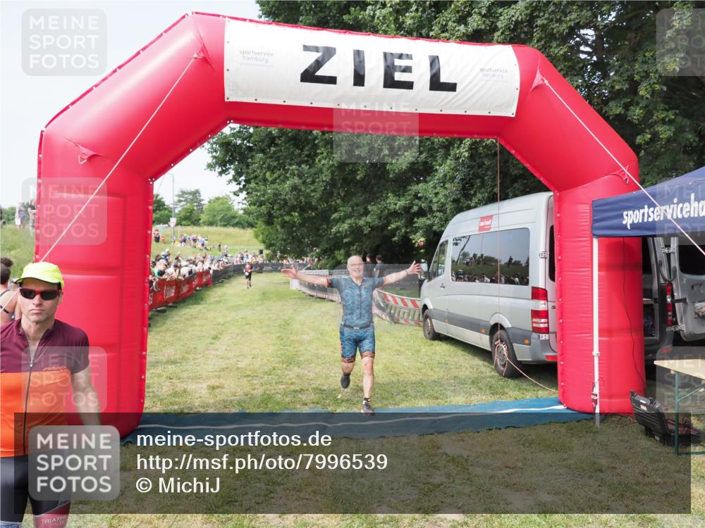 21.06.2025 - 27. Vierlanden-Triathlon MichiJ http://msf.ph/oto/7996539 15.06.2026 11:20:05 Ziel 414 meine-sportfotos.de