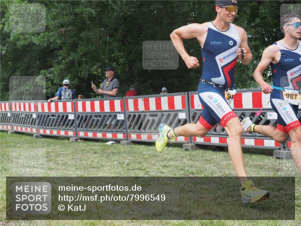 21.06.2025 - 27. Vierlanden-Triathlon KatJ http://msf.ph/oto/7996549 15.06.2025 12:49:17 Ziel 764, 986, 987 meine-sportfotos.de