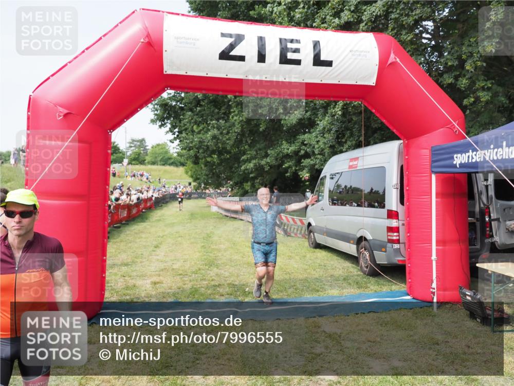 21.06.2025 - 27. Vierlanden-Triathlon MichiJ http://msf.ph/oto/7996555 15.06.2026 11:20:05 Ziel 414 meine-sportfotos.de