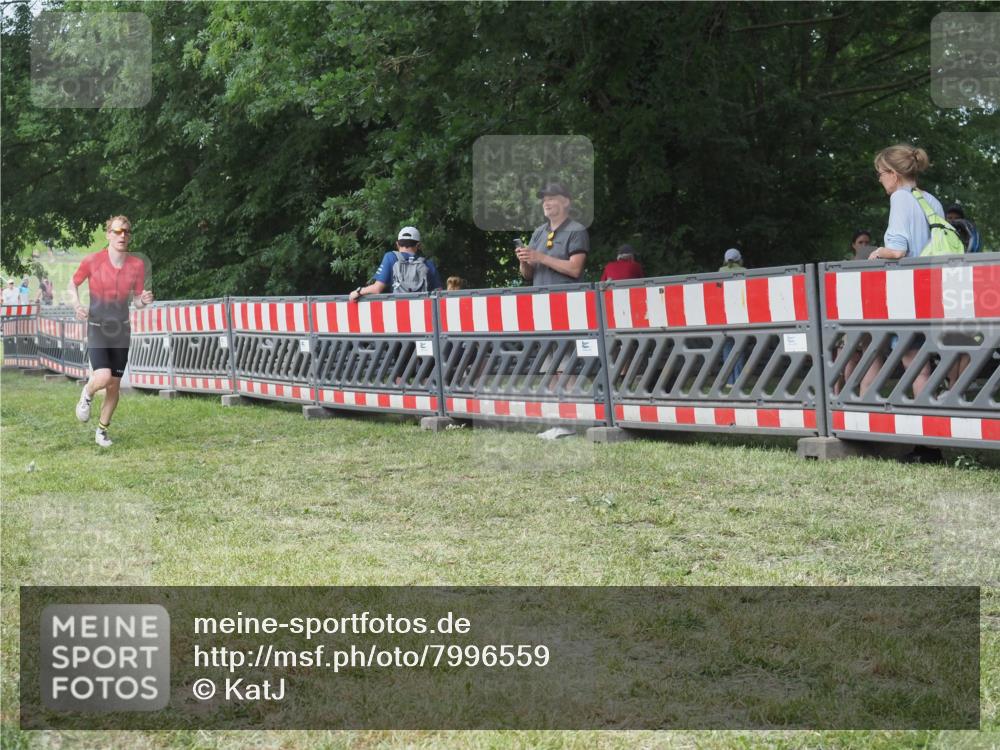 21.06.2025 - 27. Vierlanden-Triathlon KatJ http://msf.ph/oto/7996559 15.06.2025 12:49:17 Ziel 764, 986, 987 meine-sportfotos.de