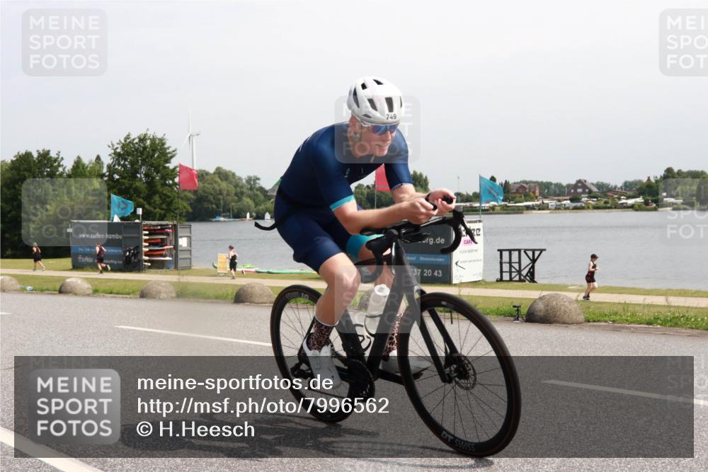 15.06.2025 - 27. Vierlanden-Triathlon H.Heesch http://msf.ph/oto/7996562 15.06.2025 11:30:52 Radfahren 639, 712, 749, 875, 926 meine-sportfotos.de