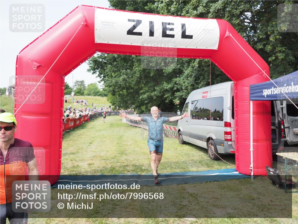 21.06.2025 - 27. Vierlanden-Triathlon MichiJ http://msf.ph/oto/7996568 15.06.2026 11:20:05 Ziel 414 meine-sportfotos.de
