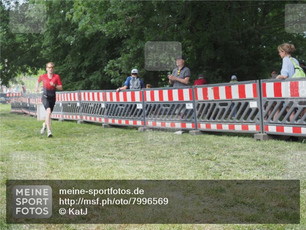 21.06.2025 - 27. Vierlanden-Triathlon KatJ http://msf.ph/oto/7996569 15.06.2025 12:49:17 Ziel 764, 986, 987 meine-sportfotos.de