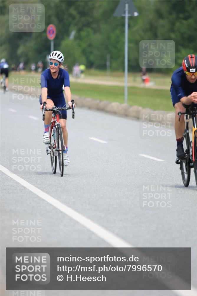 21.06.2025 - 27. Vierlanden-Triathlon H.Heesch http://msf.ph/oto/7996570 15.06.2025 12:14:43 Radfahren 697, 812, 900 meine-sportfotos.de