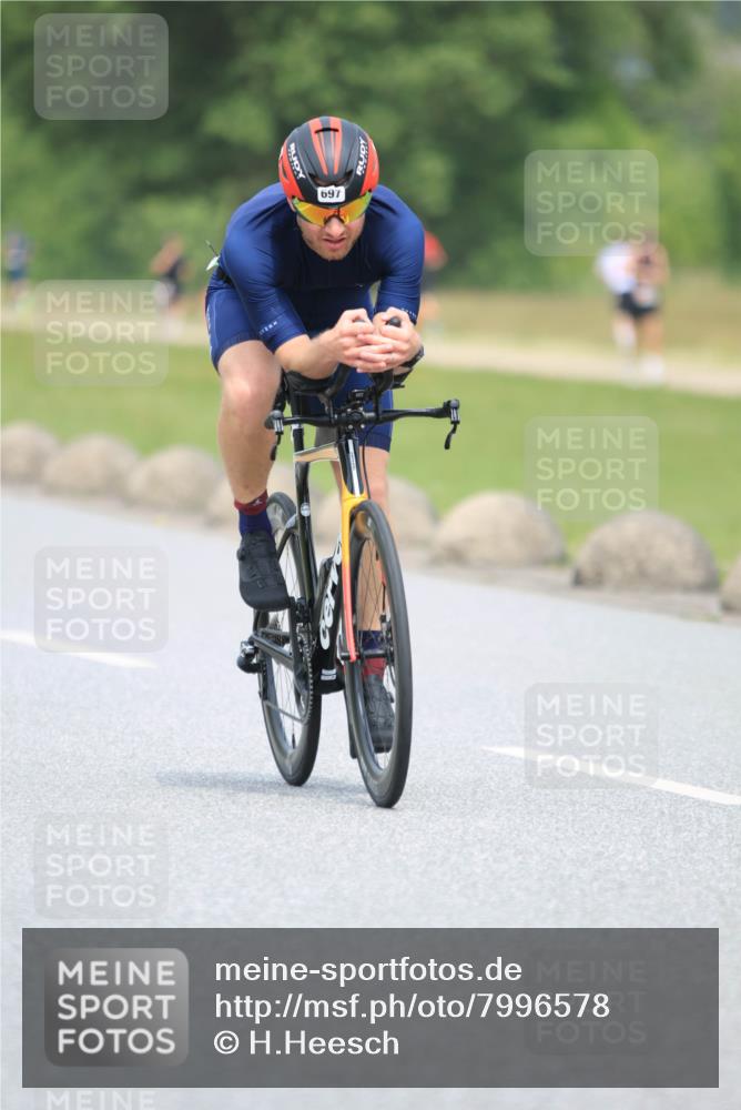 21.06.2025 - 27. Vierlanden-Triathlon H.Heesch http://msf.ph/oto/7996578 15.06.2025 12:14:44 Radfahren 697, 812, 900 meine-sportfotos.de