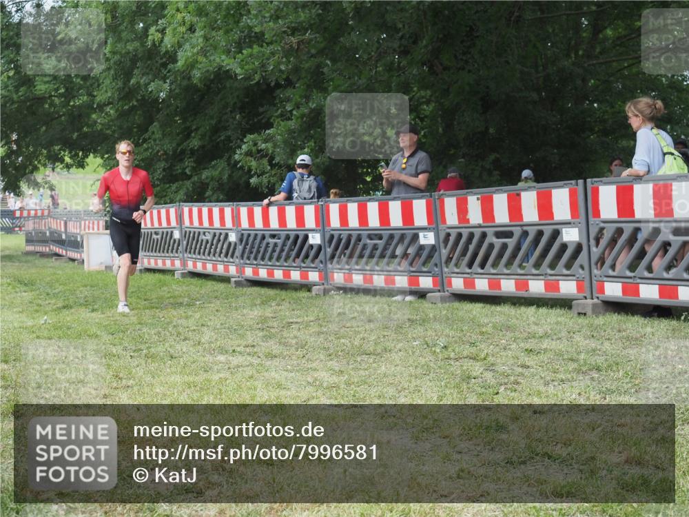 21.06.2025 - 27. Vierlanden-Triathlon KatJ http://msf.ph/oto/7996581 15.06.2025 12:49:17 Ziel 764, 986, 987 meine-sportfotos.de