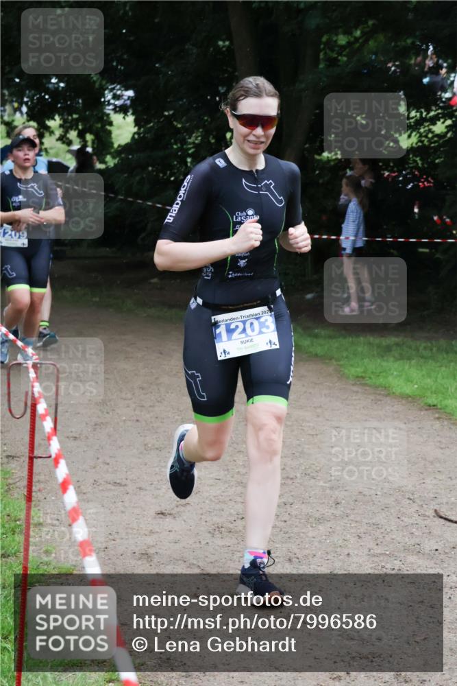 21.06.2025 - 27. Vierlanden-Triathlon Lena Gebhardt http://msf.ph/oto/7996586 15.06.2025 13:53:20 Laufen 1209, 202, 1203, 4 meine-sportfotos.de