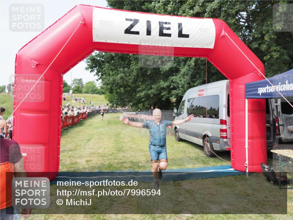 21.06.2025 - 27. Vierlanden-Triathlon MichiJ http://msf.ph/oto/7996594 15.06.2026 11:20:05 Ziel 414 meine-sportfotos.de