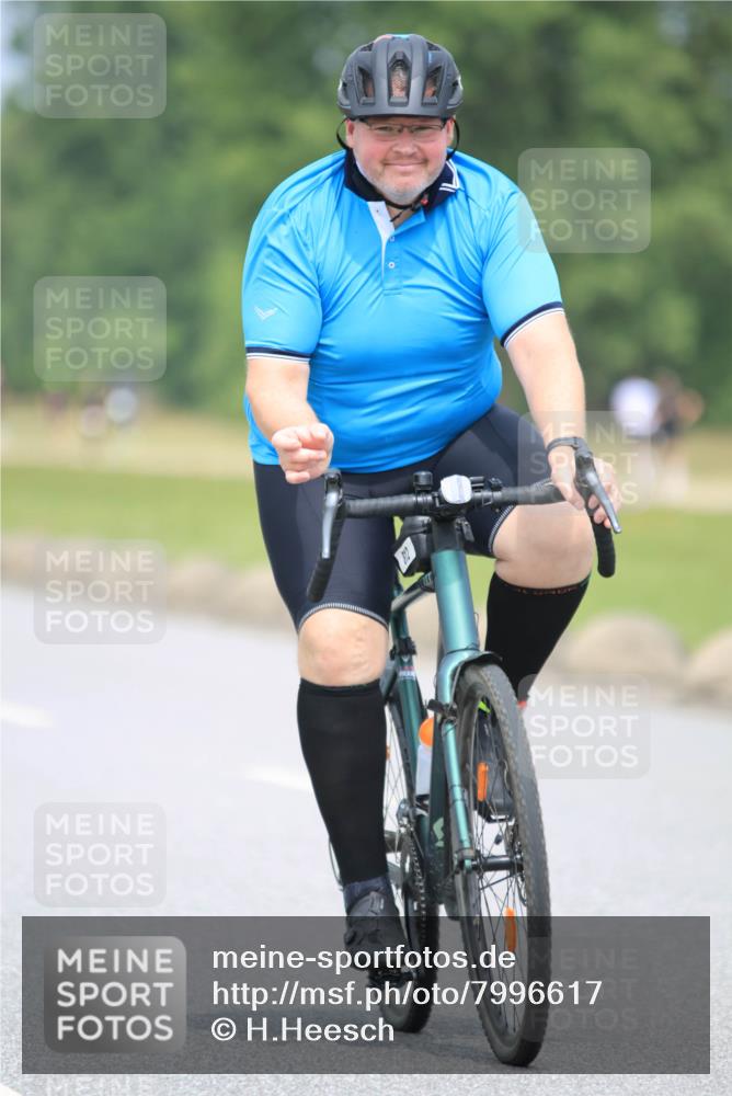 21.06.2025 - 27. Vierlanden-Triathlon H.Heesch http://msf.ph/oto/7996617 15.06.2025 12:14:49 Radfahren 207, 686, 812, 900, 1039, 1040, 1042, 1043 meine-sportfotos.de