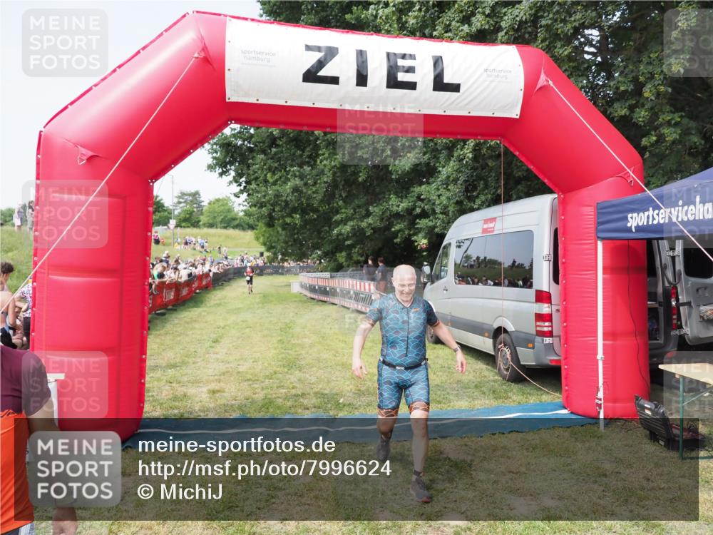 21.06.2025 - 27. Vierlanden-Triathlon MichiJ http://msf.ph/oto/7996624 15.06.2026 11:20:06 Ziel 414 meine-sportfotos.de