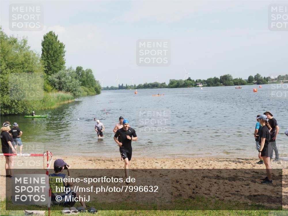 21.06.2025 - 27. Vierlanden-Triathlon MichiJ http://msf.ph/oto/7996632 15.06.2026 09:57:50 Schwimmen 291, 330, 347, 827 meine-sportfotos.de