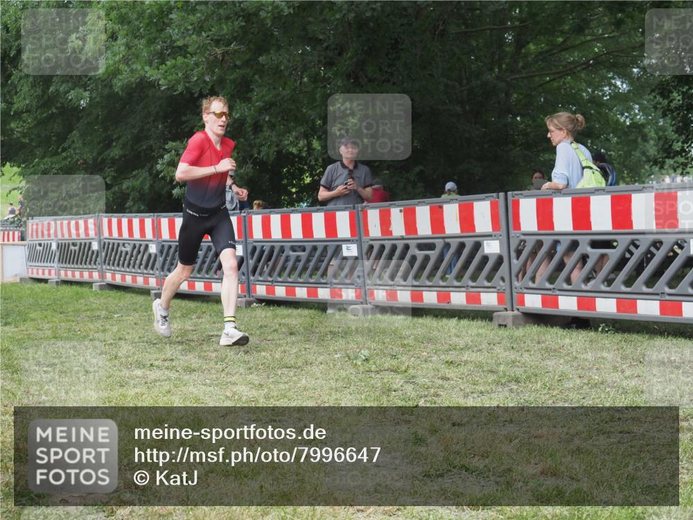 21.06.2025 - 27. Vierlanden-Triathlon KatJ http://msf.ph/oto/7996647 15.06.2025 12:49:18 Ziel 764 meine-sportfotos.de