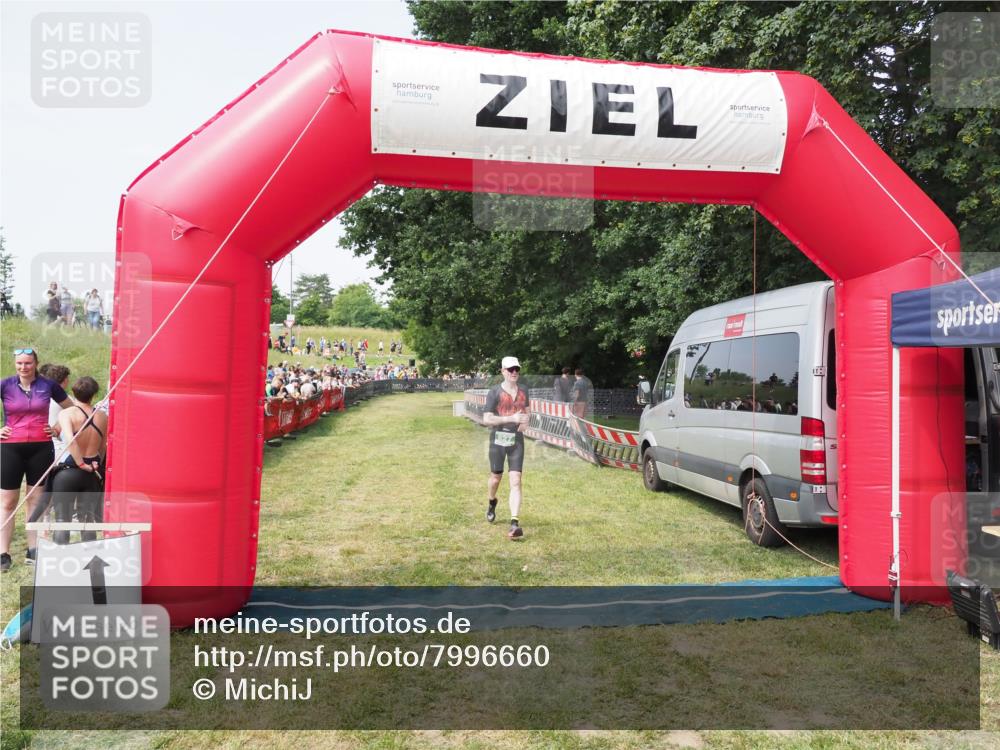 21.06.2025 - 27. Vierlanden-Triathlon MichiJ http://msf.ph/oto/7996660 15.06.2026 11:20:14 Ziel 827 meine-sportfotos.de