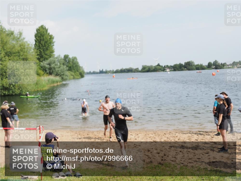 21.06.2025 - 27. Vierlanden-Triathlon MichiJ http://msf.ph/oto/7996666 15.06.2026 09:57:51 Schwimmen 291, 330, 347, 827 meine-sportfotos.de
