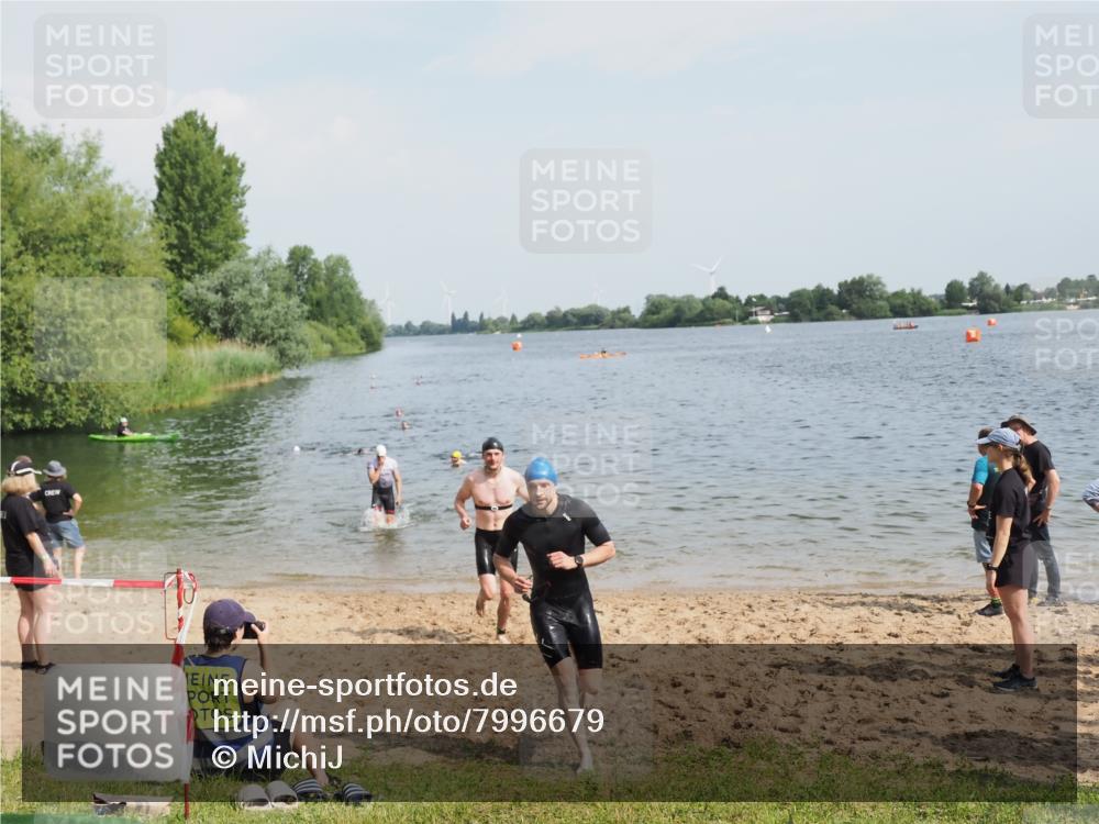 21.06.2025 - 27. Vierlanden-Triathlon MichiJ http://msf.ph/oto/7996679 15.06.2026 09:57:51 Schwimmen 291, 330, 347, 827 meine-sportfotos.de