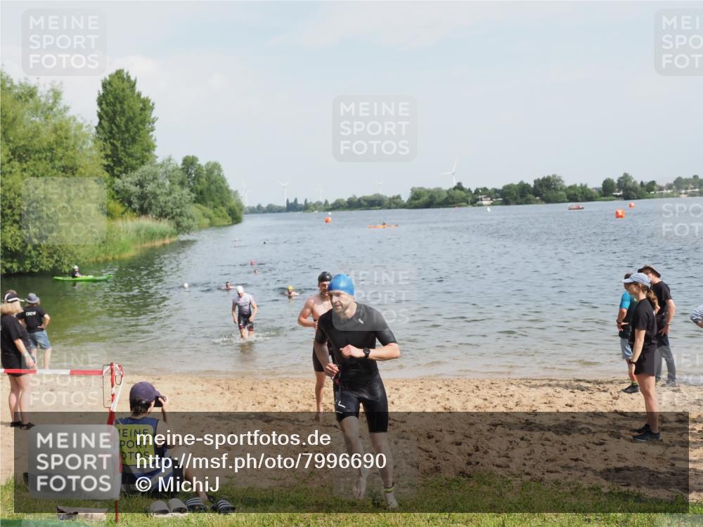 21.06.2025 - 27. Vierlanden-Triathlon MichiJ http://msf.ph/oto/7996690 15.06.2026 09:57:52 Schwimmen 291, 330, 347, 827 meine-sportfotos.de