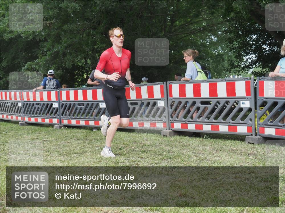 21.06.2025 - 27. Vierlanden-Triathlon KatJ http://msf.ph/oto/7996692 15.06.2025 12:49:19 Ziel 764 meine-sportfotos.de