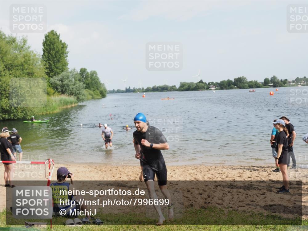 21.06.2025 - 27. Vierlanden-Triathlon MichiJ http://msf.ph/oto/7996699 15.06.2026 09:57:52 Schwimmen 291, 330, 347, 827 meine-sportfotos.de