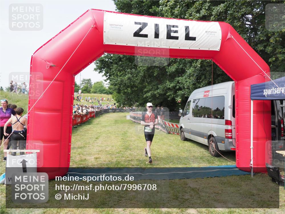 21.06.2025 - 27. Vierlanden-Triathlon MichiJ http://msf.ph/oto/7996708 15.06.2026 11:20:14 Ziel 827 meine-sportfotos.de