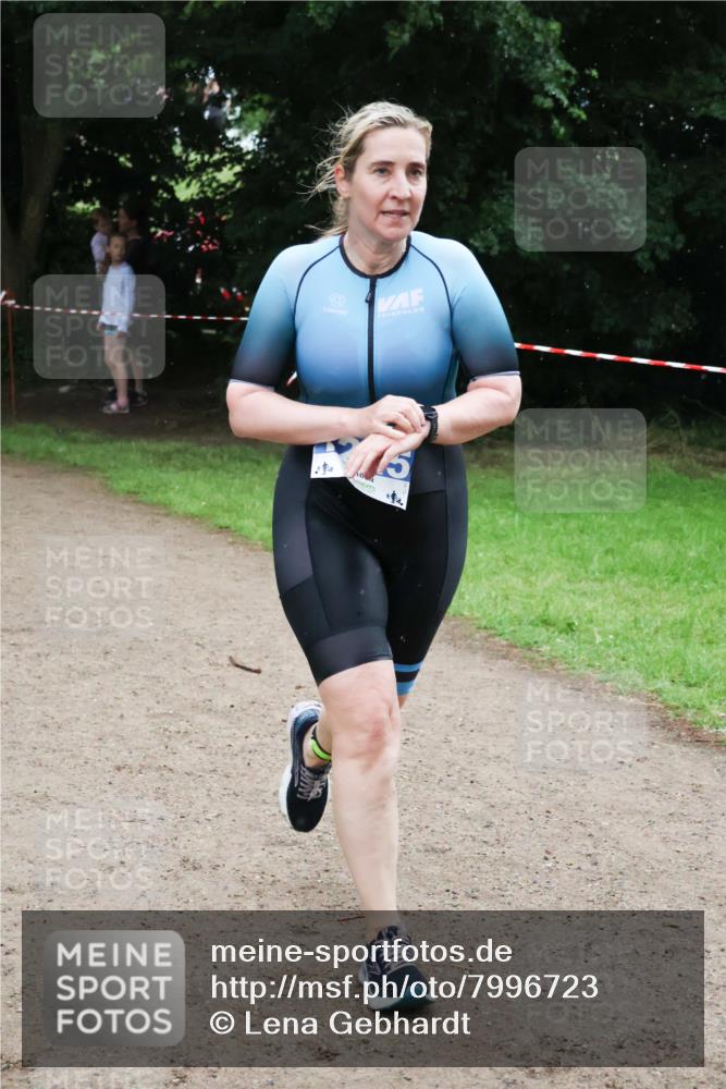 21.06.2025 - 27. Vierlanden-Triathlon Lena Gebhardt http://msf.ph/oto/7996723 15.06.2025 13:53:23 Laufen  meine-sportfotos.de